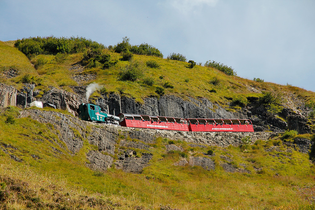 BRB-Lok H 2/3 Nr. 15 bremst ihren vollbesetzten Zug vom Brienzer Rothorn herkommend in Richtung Planalp und Brienz. Auf dem Wanderweg zwischen  Chemad  und  Nolli , 12. Sept. 2010, 12:46