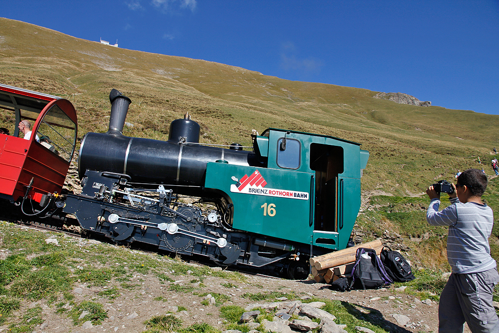 BRB-Lok16 stampft mit SIG-Panoramawagen talwrts und berquert soeben den Wanderweg in der Morgenweid. Festgehalten wird die Szene natrlich auch von Andreas, 01. Okt. 2011, 14:42