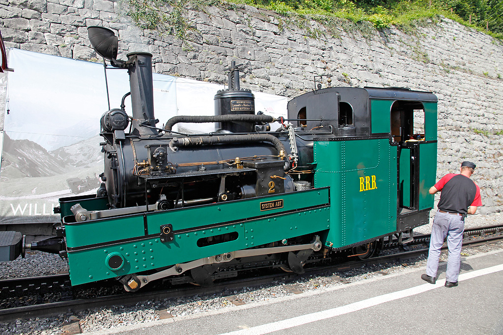 BRB Lok2 ist mit soeben wieder in der Talstation eingetroffen. Heizer Rolf Henzelmann wird gleich wieder in die Maschine einsteigen und ins Depot fahren. Brienz, 16. Juli 2011, 16:31