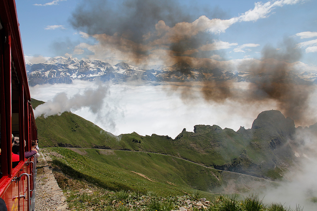 BRB-Lok6 schiebt unseren Zug unermdlich ins strahlend schne Wetter hinauf und produziert sowohl dunkle als auch helle Rauchschwaden. Wir passieren bereits  in Wengen . In Rothorn Kulm erwartet uns bald ein Welcome-Eis... 02. Juni 2011, 14:57