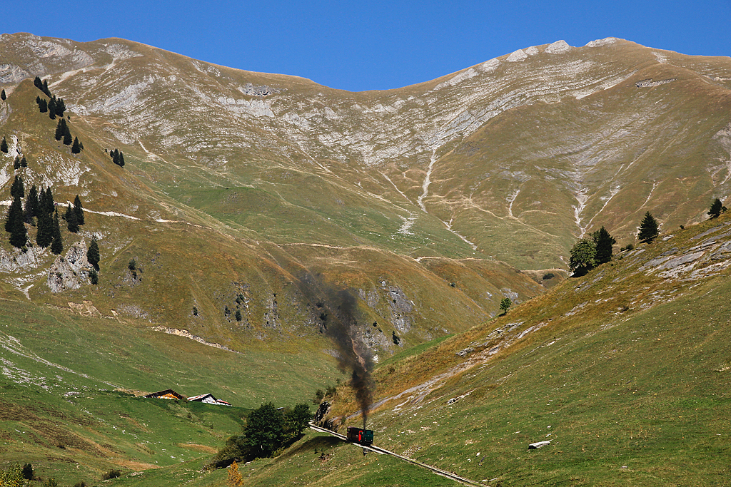 BRB-Lok6 schnaubt am  Hangi  in Richtung Rothorn Kulm mit Vorstelllast B16 und B26. Oberhalb Planalp, 30. Sept. 2011, 14:39