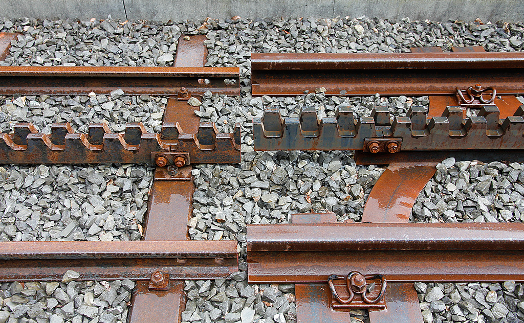 BRB-Schienen: links alter Typ S20 (20 kg/m), rechts neuer Typ S49 (49 kg/m) mit Y-Schwelle. Letztere werden in den nchsten Jahren im Rahmen der  Aktion 5 S  (5 S = Schienen, Schwellen, Schotter, (Zahn-) Stangen, Sttzmauern) installiert, um die bisherige Infrastruktur von 1891 zu ersetzen. Brienz, 12. Sept. 2010, 17:42