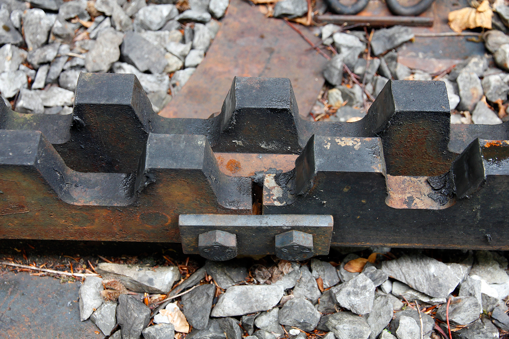 BRB-Zahnstangen - diejenigen vorne links und hinten stammen von der GGB, vorne rechts: Bauart Steck / Bowil. Das Wichtigste ist, dass trotz sichtbarer Unterschiede der Abstand von 120 mm genau eingehalten wird. Die Zahnstangen wurden 2007 eingebaut. 13. Juli 2012, 12:43