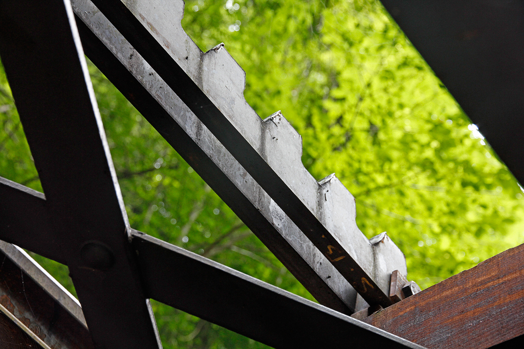 BRB-Zahnstangen von unten: kleine Brcken wie diese wurden als Durchlass fr den Abtransport von Material gebaut. Freiwilligeneinsatz am 13. Juli 2012, 13:29