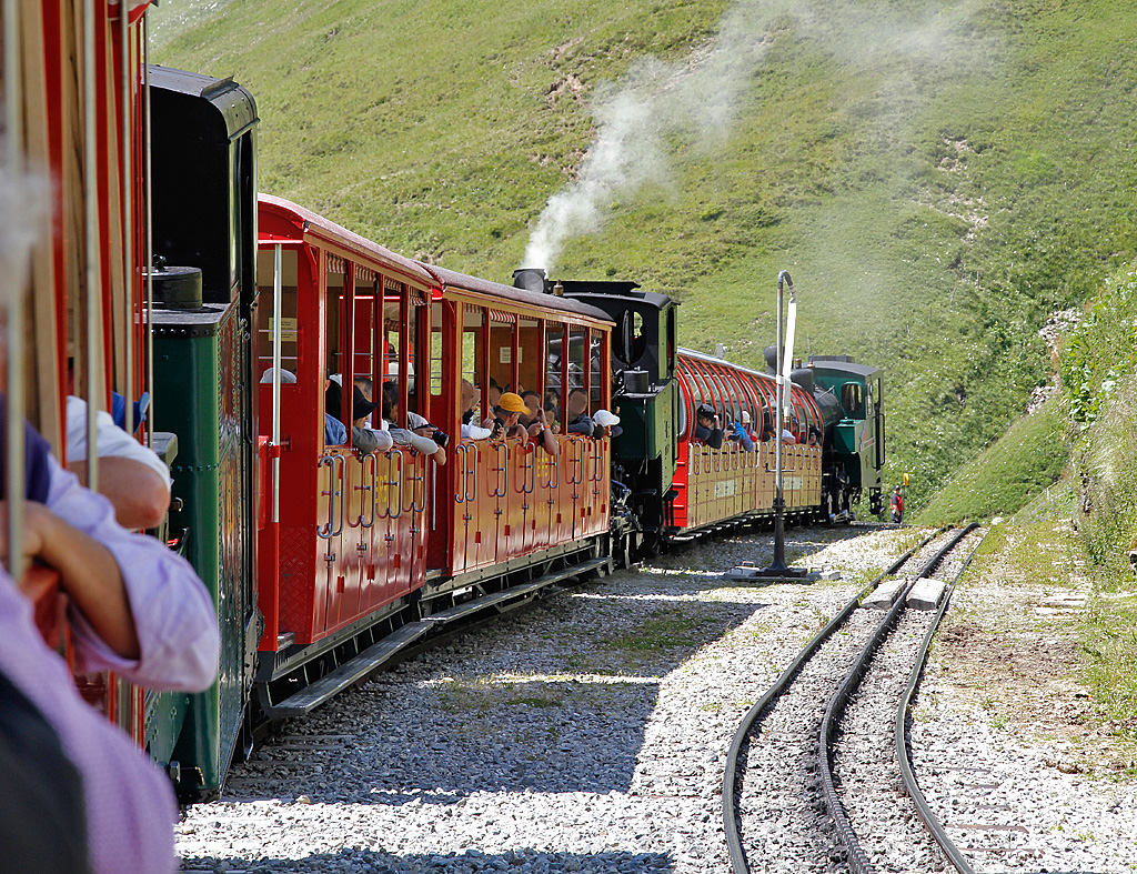 BRB-Zge aus 3 Generationen: wir (im B27, 1936) vor Lok2 (1891), Wagen B26 + B16 vor Lok6 (alle 1933) und schliesslich Wagen B7 + B8 (1973) vor Lok16 (1992) warten nun alle den Gegenzug ab. Herzlichen Dank geht an Daniel Schlosser, der das nochmalige Zusammentreffen extra inszenieren liess! In der Kreuzungsstelle Oberstafel, 16. Juli 2011, 14:51