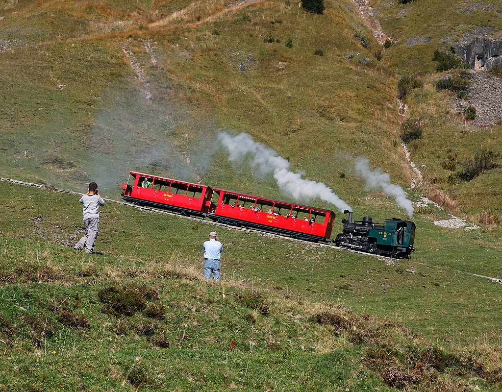 BRB-Zug 2. Generation auf Talfahrt kurz nach Verlassen des Khmatt-Tunnels. Mindestens zwei weitere Fotos entstehen zur gleichen Zeit von Andreas und Olli. 01. Okt. 2011, 15:53 