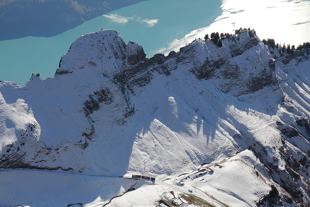 BRB-Zug 3. Generation hat soeben die schneebedeckte Kreuzungsstelle Oberstafel erreicht und fhrt dann gleich weiter talwrts. Aufnahme von Rothorn Kulm, 23. Okt. 2011, 14:42