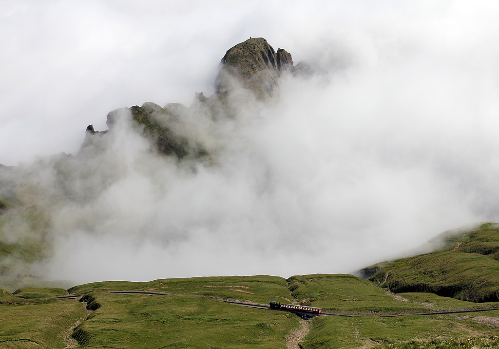 BRB-Zug der 3. Generation muss noch die letzten heutigen Gste von der Bergstation holen kommen. Kurz vorher liess er die Nebelsuppe rund um den Dirrengrind (1957 m . M.) hinter sich. Aufnahme von Rothorn-Kulm, 02. Juni 2011, 17:28
