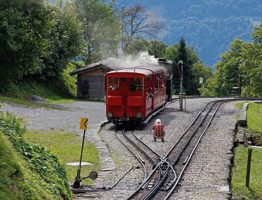 BRB-Zug mit Lok H 2/3 Nr. 6 und den historischen Vorstellwagen warten in der Station Planalp. Ob da noch ein weiterer Fotograf von  bahnbilder.de  am Werk ist? Vielleicht sehen wir sein Bild ja auch bald hier... 12. Sept. 2010, 12:00