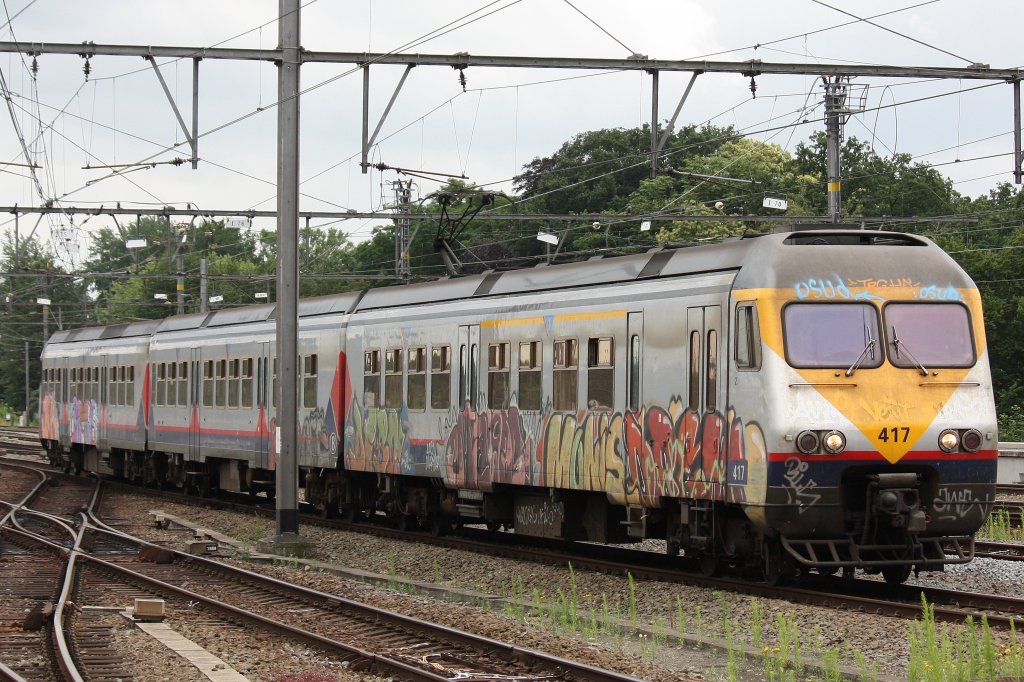 Break 417 am 9.7.12 im Bahnhof Brugge.