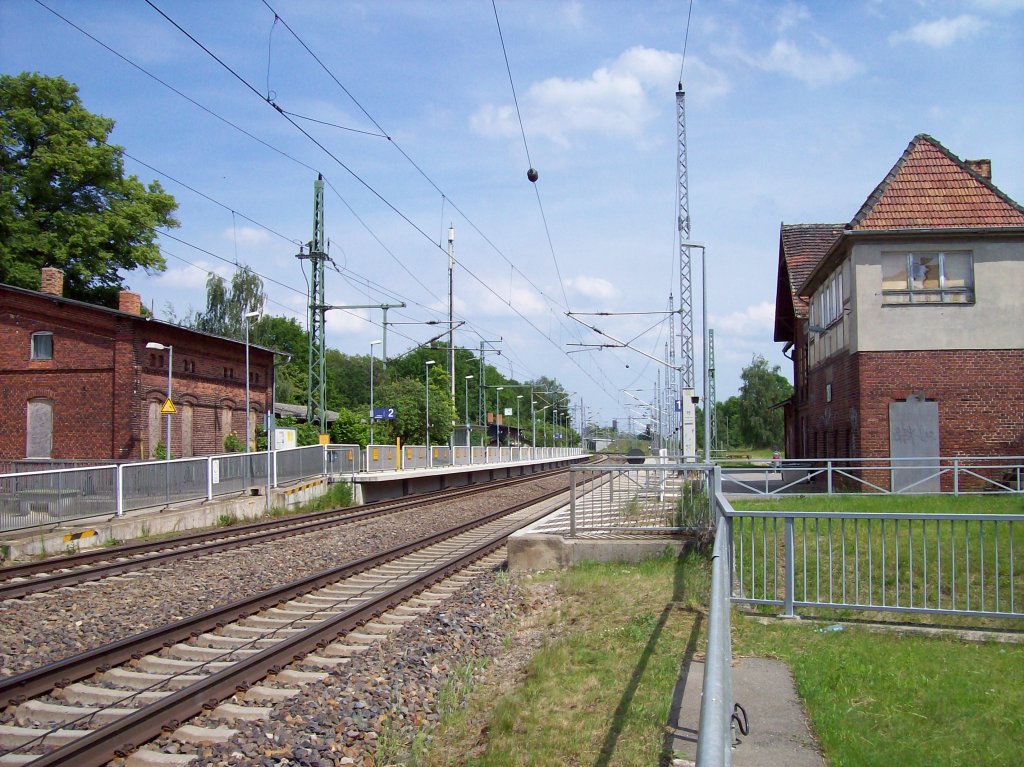 Breddin, Station an der Berlin-Hamburger Bahn, (KBS 204), Empfangsgebude und Bahnsteige (06.06.2010)