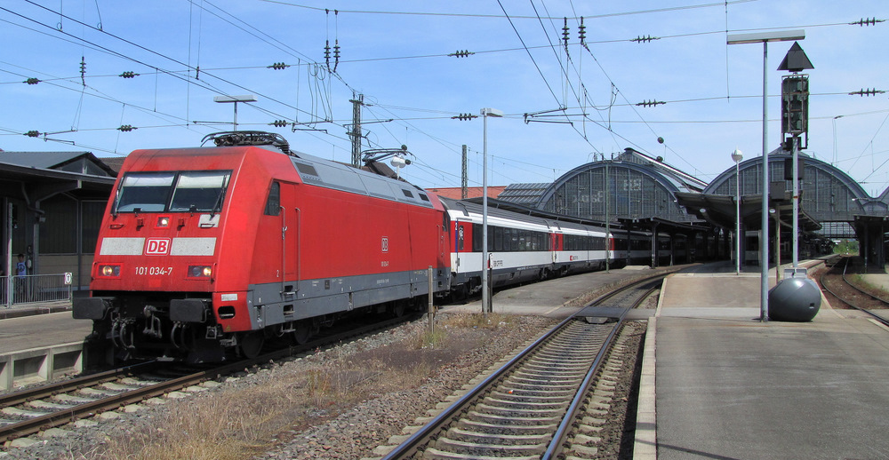 Breitbildaufnahme der 101 034-7. Nachdem die Scheiben wieder sauber waren, fhrt der Zug gerade mit dem EC 101 (Hamburg-Altona -> Chur) aus dem Hauptbahnhof von Karlsruhe raus. 23.05.2011