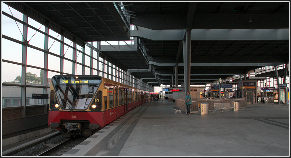 Breiter Bahnsteig -

Ein S-Bahnzug der Baureihe 480 im Bahnhof Südkreuz der Ringbahn. 

19.08.2010 (M)