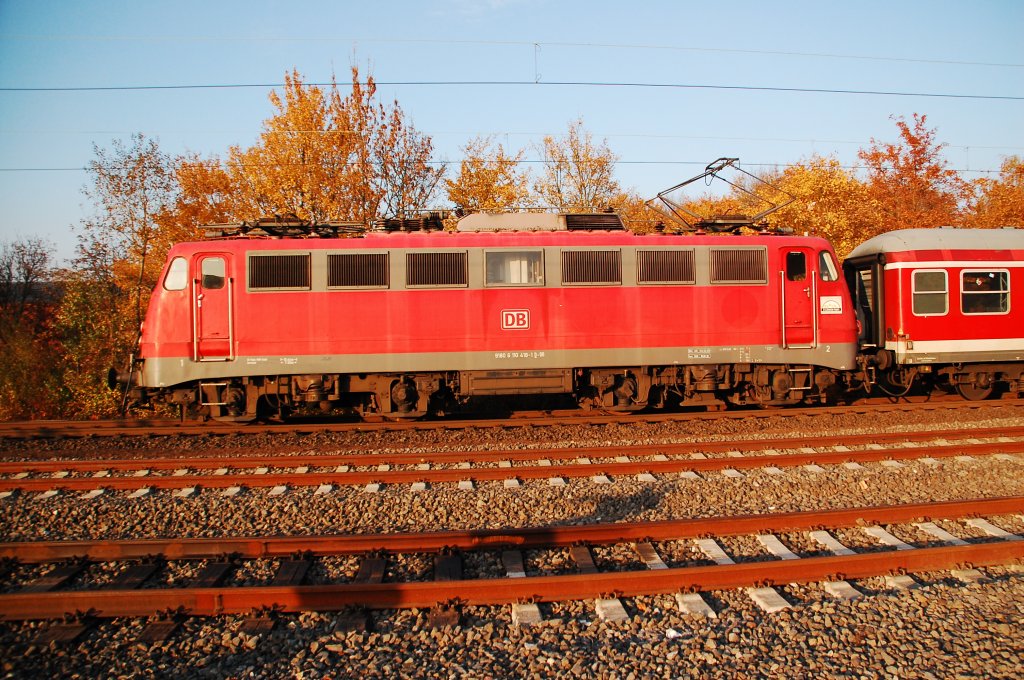 Breitseite der 110 418-1 hier am 31.10.2011 in Korschenbroich.