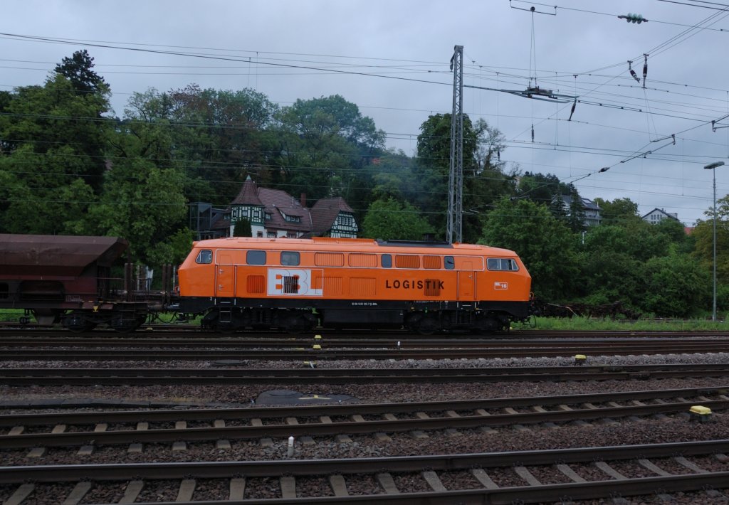 Breitseitenansicht der BBL 225 100-7 die aus Neckargerach ausfhrt.31.5.2013