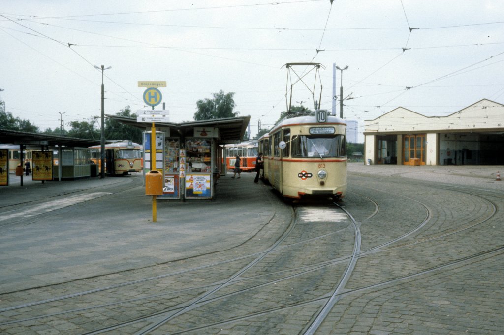Bremen BSAG: Drei Strassenbahnlinien halten am 23. Juni 1981 an ihrer Endstelle in Grpelingen: SL 10 (Grossraumtriebwagen 813), SL 2 (Wegmann GT4 5xx) und SL 3 (Hansa-GT4 406).