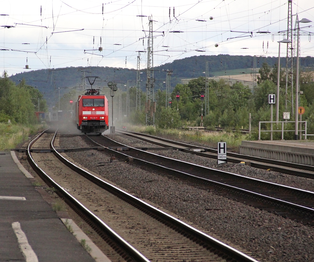Brems-Feinstaubalarm! Da war wohl wer etwas schnell bei der Einfahrt nach Eichenberg: 152 131-9 musste am 23.06.2011 mit ihrem Containerzug in Richtung S�den wegen rotem Signal in Eichenberg m�chtig einbremsen.