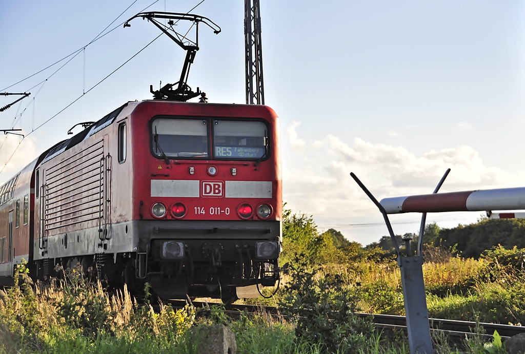  Bremslichter an und wech  - 114 011 hat Stralsund verlassen und schiebt ihre RE in Richtung Grimmen am 29.09.2010