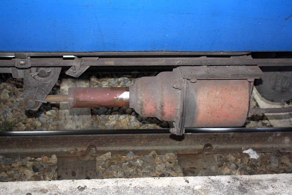 Bremswirkung: NULL !!! - Einer der beiden Bremszylinder des บชส. 271 (บชส.=BTC =Bogie Third Class Carriage), eingereiht im ORD 457. Der ORD 457 besteht aus 4 Wagen und hat somit 8 Bremszylinder. Folglich sind 12,5% der Bremse unwirksam. Aufgenommen am 26.Oktober 2010 im Bf. Khao Chum Thong Junction.