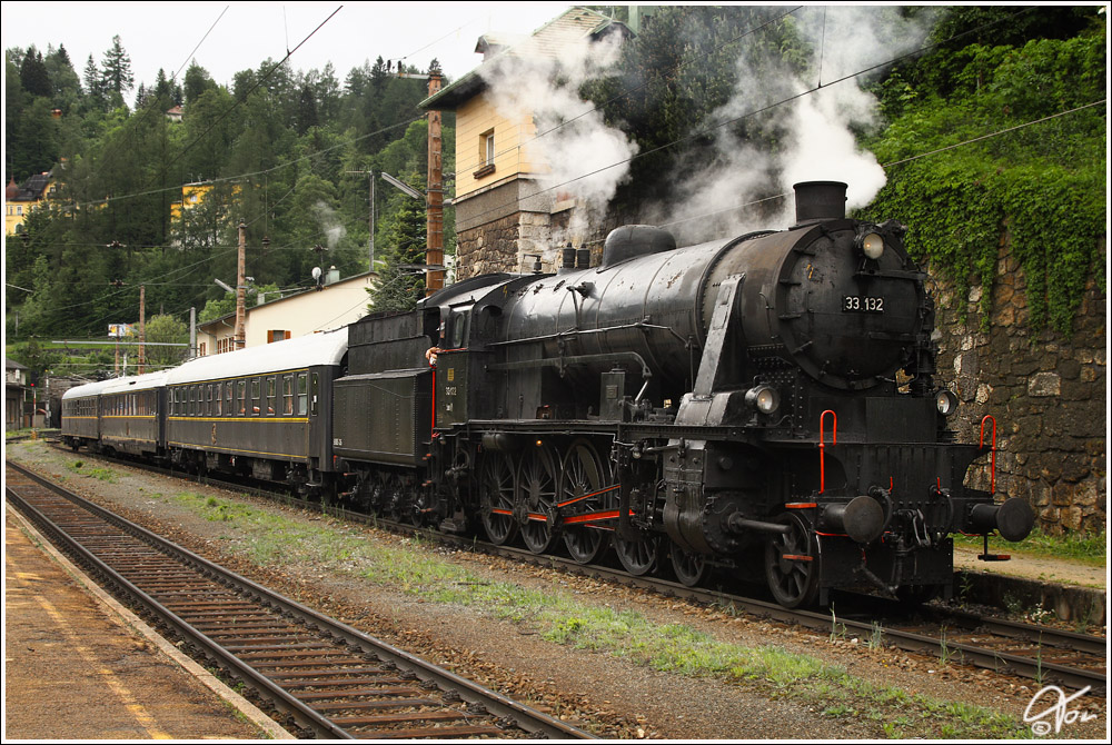 Brenner & Brenner Dampflok 33 132 (Bj 1925) mit Sdz R 14552 von Mrzzuschlag nach Wien Heiligenstadt.  
Bf Semmering 28.5.2011