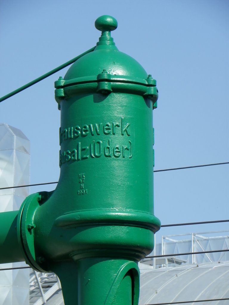 Breslau Hbf (Wroclaw) am 23. August 2012. Fragment eines renovierten Wasserkrans vom Krausenwerk Neusalz (Oder), (poln. Nowa Sol)