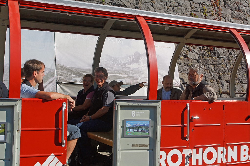 Brienz 01.10.2010: Wir freuen uns auf die Bergfahrt mit der Heizl BRB 16 zum Brienzer Rothorn. Heinz, Christine, Stefan, Andreas, Olli und Herbert sitzen bereits im Wagon.