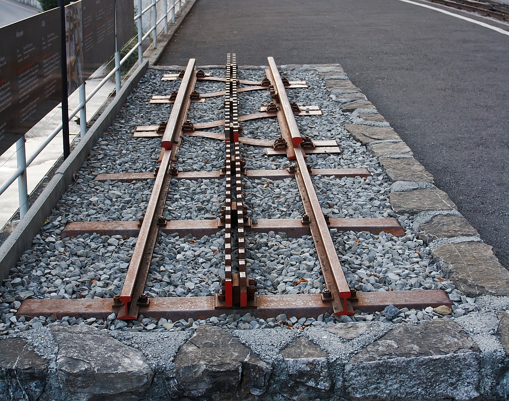 Brienz Rothornbahn 01.10.2011: Der Unterschied zwischen den alten Schienentyp S 20 unten und oben der neu geplanten Schienentyp S 49 mit neuartige Y-Schwelle und Schienenhalter mit Vossloh-Klemme.  Vorteile des neuen Gleissystem: 50 % weniger Schwellen pro km Gleis; Geringerer Schotterbedarf; Ruhiger Lauf des Rollmaterials durch versetzte Befestigungspunkte; Grosse Steifigkeit der Konstruktion. Weitere Infos unter: http://www.brienz-rothorn-bahn.ch 