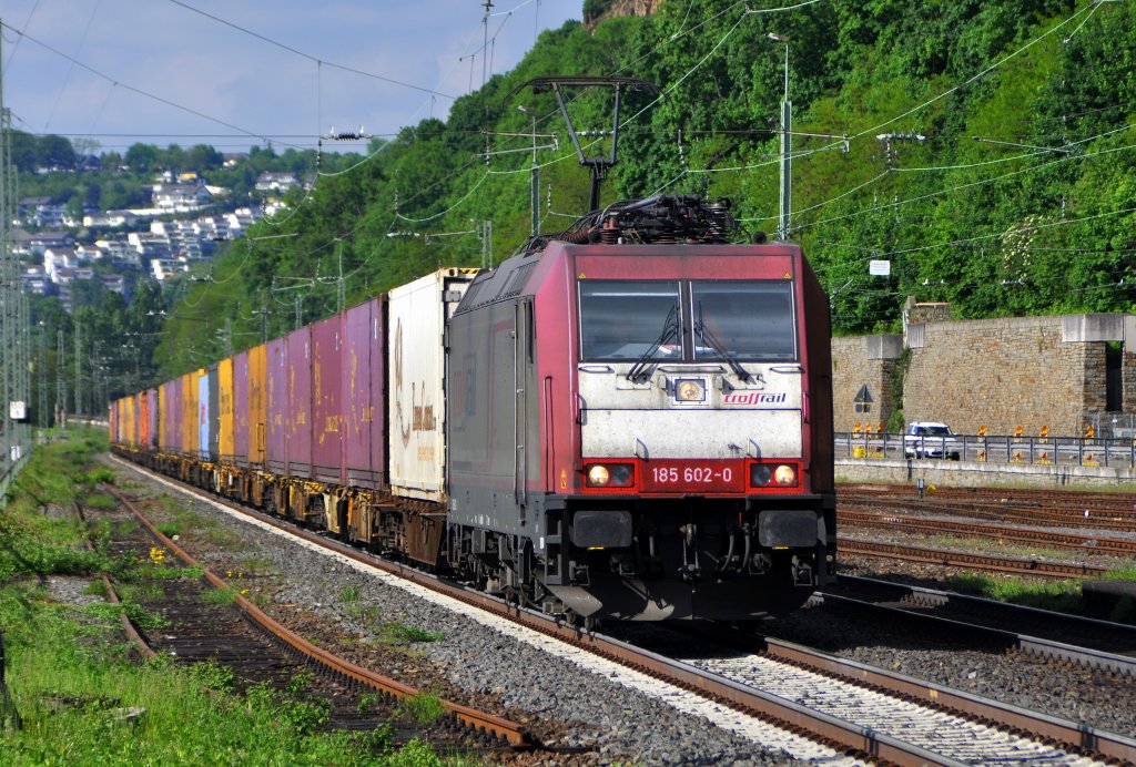 BRLL 185 602, vermietet an Crossrail, befrdert am 18.05.13 einen Containerzug durch den Bhf KO-Ehrenbreitstein Richtung Sden.