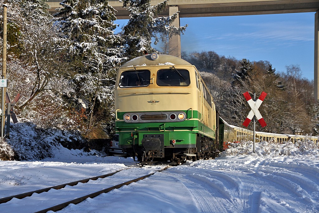 Brohltalbahn Nikolausfahrt am 08.12.2012  --  Schnee und Sonne! Die D5 passiert einen Bahnbergang unterhalb der Autobahnbrcke kurz vor Niederzissen.  --  Weitere Fotos siehe auch in meinem http://www.Schmalspuralbum.de/ unter  Rheinland-Pfalz > Brohltalbahn > BTE Nikolausfahrt - 08.12.2012 