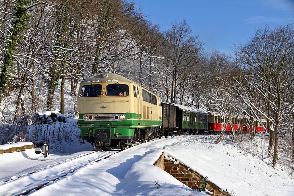 Brohltalbahn Nikolausfahrt am 08.12.2012  --  Schnee und Sonne! Die D5 erklimmt die Steigung kurz vor der Einfahrt in den Bahnhof Burgbrohl.  --  Weitere Fotos siehe auch in meinem http://www.Schmalspuralbum.de/ unter  Rheinland-Pfalz > Brohltalbahn > BTE Nikolausfahrt - 08.12.2012 