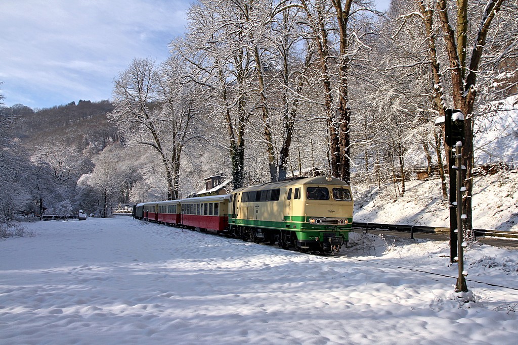 Brohltalbahn Nikolausfahrt am 08.12.2012  --  Der morgendliche Nikolauszug mit der D5 passiert auf der Rckfahrt ein Wiesenstck bei der Netzer Mhle zwischen Brohl und Schweppenburg.  --  Weitere Fotos siehe auch in meinem http://www.Schmalspuralbum.de/ unter  Rheinland-Pfalz > Brohltalbahn > BTE Nikolausfahrt - 08.12.2012 