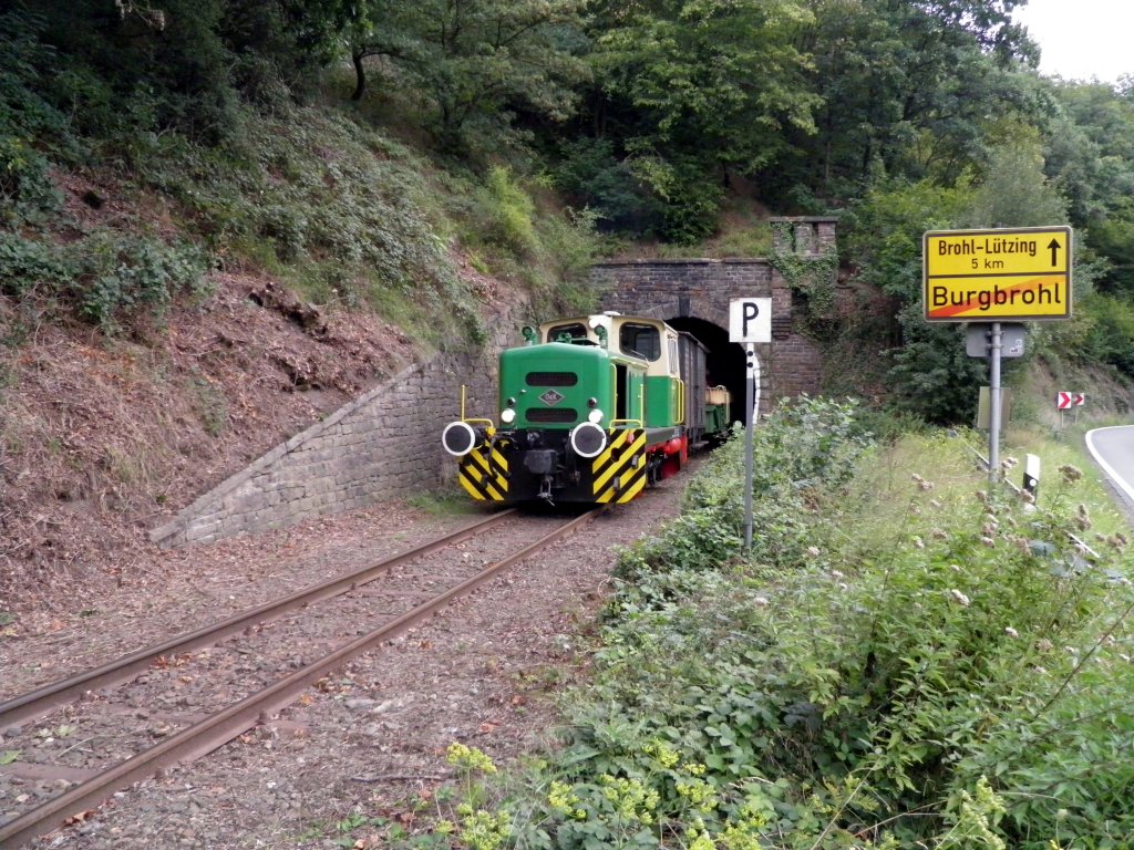 Brohltalbahn (Vulkan-Express) Lok D5 in Burgbrohl bei der Ausfahrt aus dem einzigen Tunnel auf der Strecke (28.08.2011)