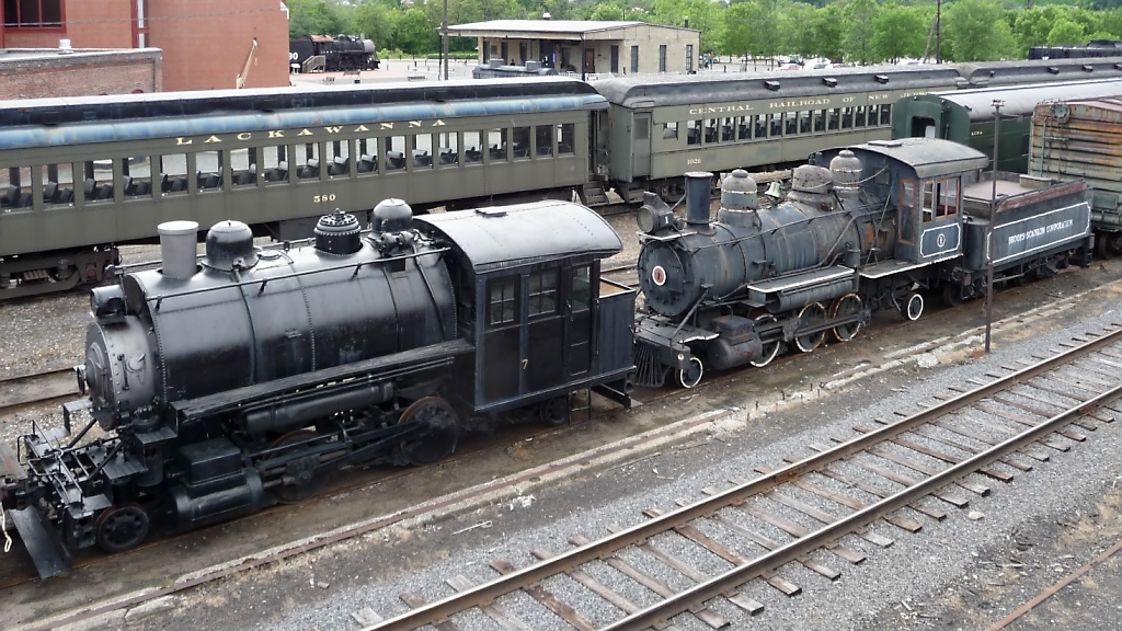 Brooks-Scanlon Corporation #1 (rechts), gebaut 1914 von Baldwin, in  Steamtown  Scranton, PA (4.6.09). 