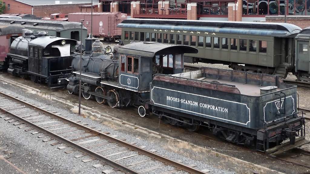 Brooks-Scanlon Corporation #1 (rechts), gebaut 1914 von Baldwin, in  Steamtown  Scranton, PA (4.6.09). 