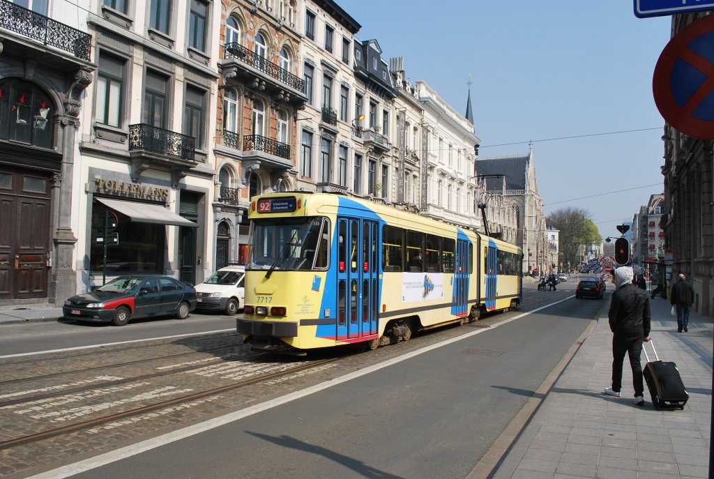 Brsseler Strassenbahn fhrt die rue de la Rgence hinauf.(14. April 2010)