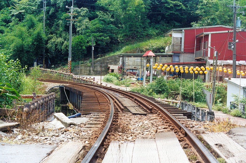 Brcke bei der Hst. Ling Jiao am 21.Mai 2005. Blickrichtung Jing Tong, aufgenommen vom Bahnbergang zwischen der Haltestelle und der Brcke.