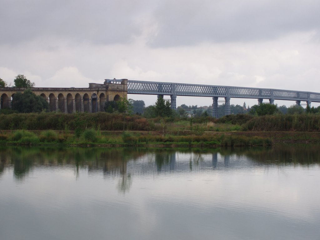 Brcke ber die Dordogne bei Cubzac-les-Ponts (von Gustave Eiffel erbaut), Juli 2006.