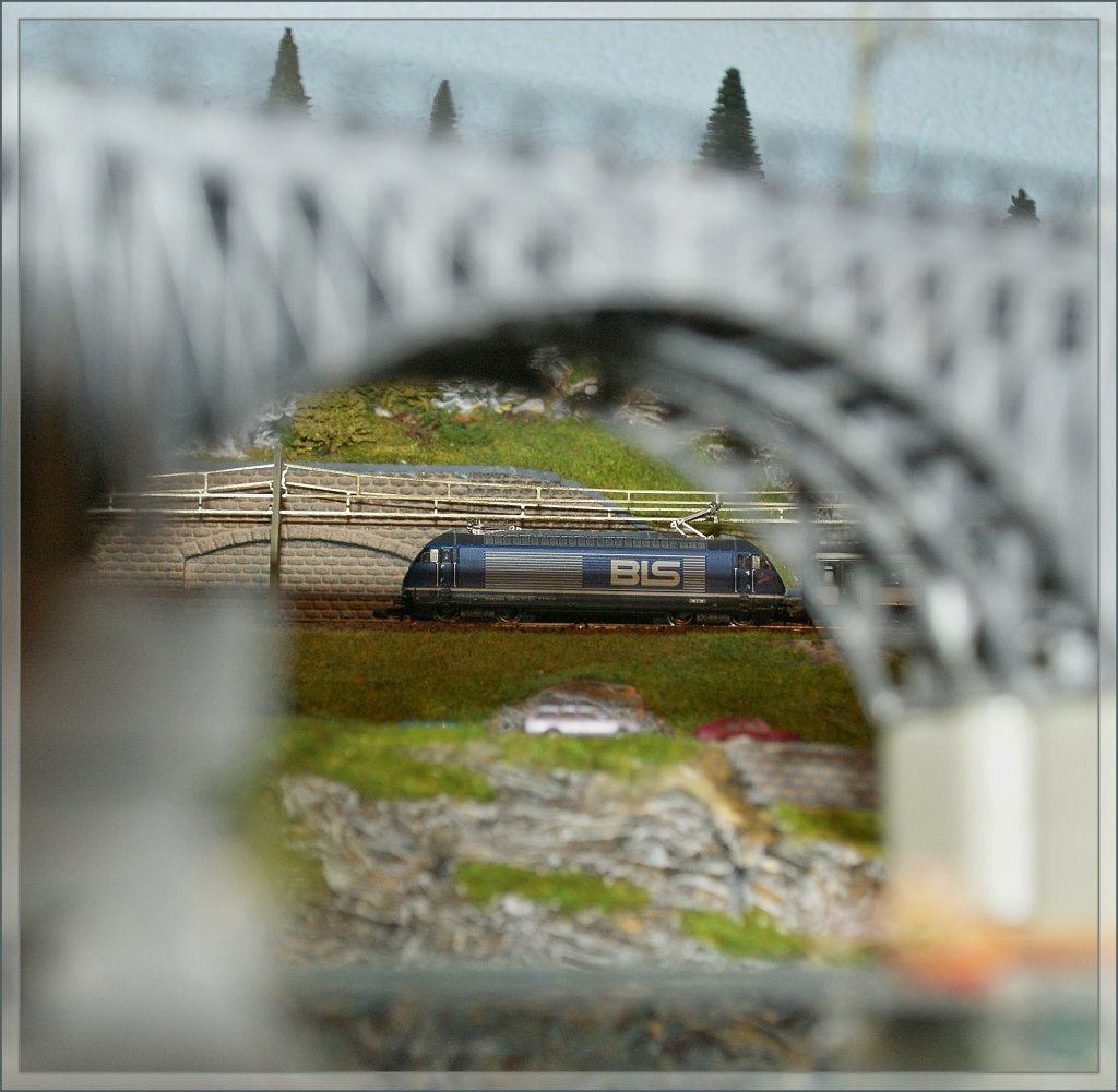 Brückenblick mal anderes: Z BLS Re 465 002-4  Gornergrat . 
22. Juli 2012
