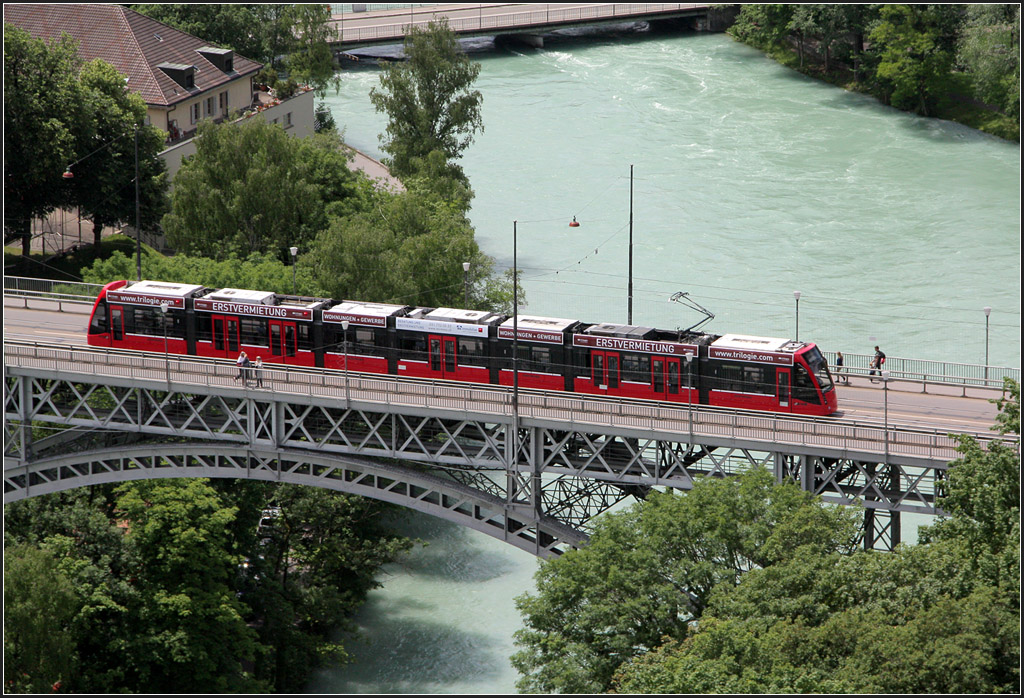 Brückenbogen über der Aare - 

Combino-Tram von Bernmobil auf der Kirchfeldbrücke in Bern, gesehen vom Turm des Münsters. 

21.06.2013 (M)