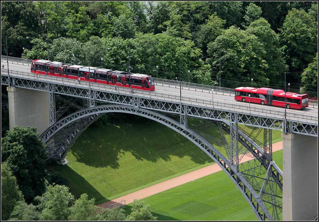 Brückenbogen über Grün - 

Kirchfeldbrücke in Bern mit ÖPNV-Fahrzeugen von Bernmobil, gesehen vom Turm des Münsters. 

21.06.2016 (M)