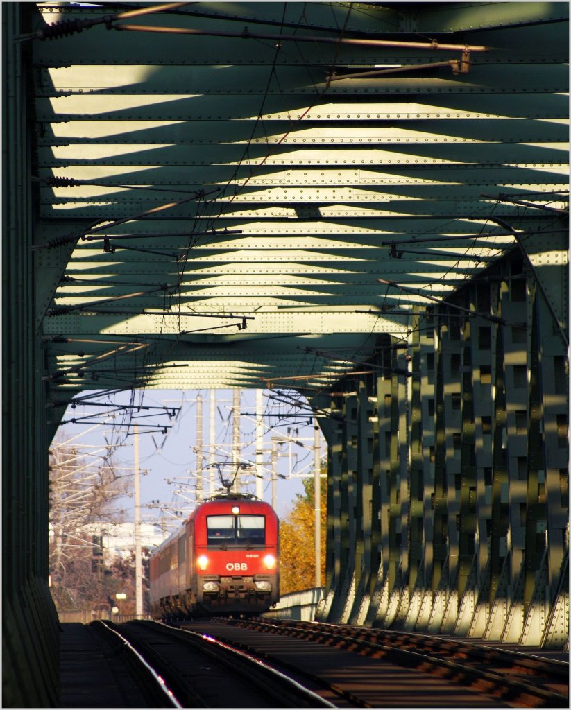 Brckeneinblick zu EC 77; Wien/Stadlauer Ostbahnbrcke, 12.11.11