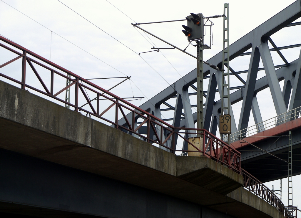 Brckenkreuzung: von links kommt die Gter-Verbindungsstrecke aus dem Osten in Richtung Hafen, darber die S-Bahnstrecke Richtung Sden. Hamburg-Hammerbrook, 5.8.2012