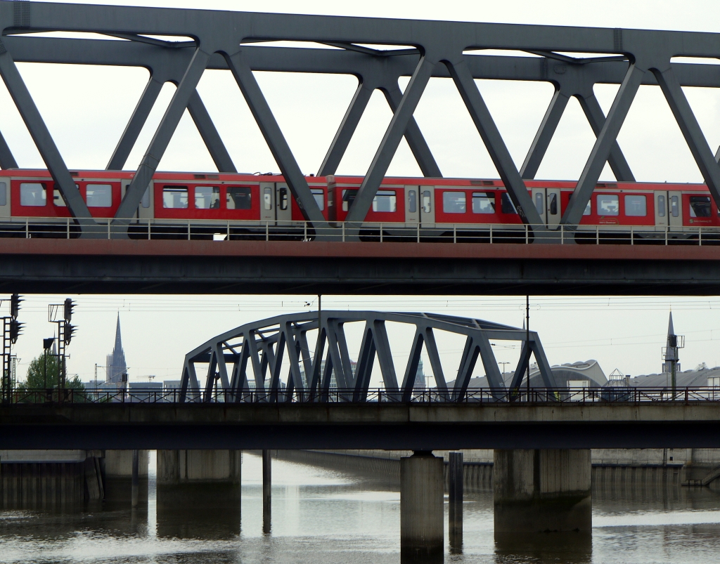 Brckenlandschaft, die zweite: leicht verdichtet (auch hier Dank in den Sdwesten) und in technisch besserer Auflsung. Hamburg-Hammerbrook, 5.8.2012