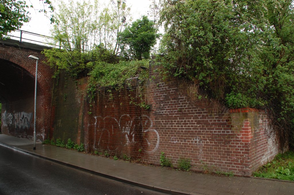 Br�ckenwiederlager der ehemaligen Kbs 482 M�nchengladbach Eschweiler Talbahnhof...dieser Abschnitt ging von Odenkirchen nach M�lfort hinunter und �berbr�ckte die Einruhrstra�e..... im Hintergrund ist die Br�cke des eingleisigen Abschnitt der Kbs 465 von Odenkirchen nach Rheydt zu sehen.Foto vom 5.5.2012