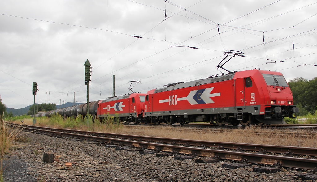 Brderchen und Schwesterchen: 185 632-7 und 185 631-9 in Doppeltraktion vor einem Kesselwagenzug in Richtung Sden. Aufgenommen am 17.07.2011 in Eschwege West.