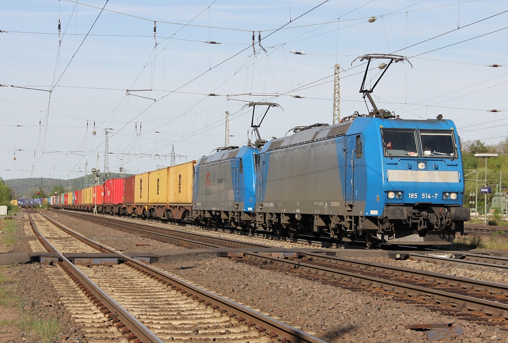 Brderchen und Schwesterchen in Eichenberg: 185 514-7 mit 185 513-9 und Containerzug in Fahrtrichtung Sden. Aufgenommen am 30.04.2012.