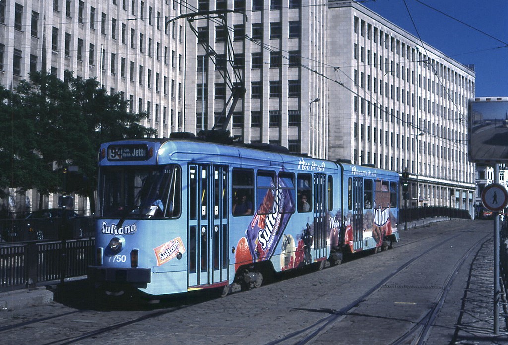 Brssel Tw 7750 in der Quatre Bras Straat vor dem Justizpalast (Louiza / Poelaert Plaats), 18.06.2000.