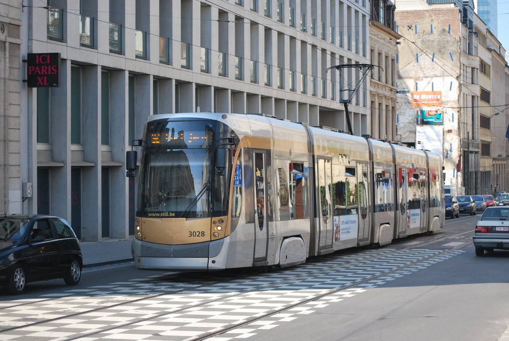 Br�sseler Stra�enbahn (STIB)in der Rue Royale am 2. Juni 2012.