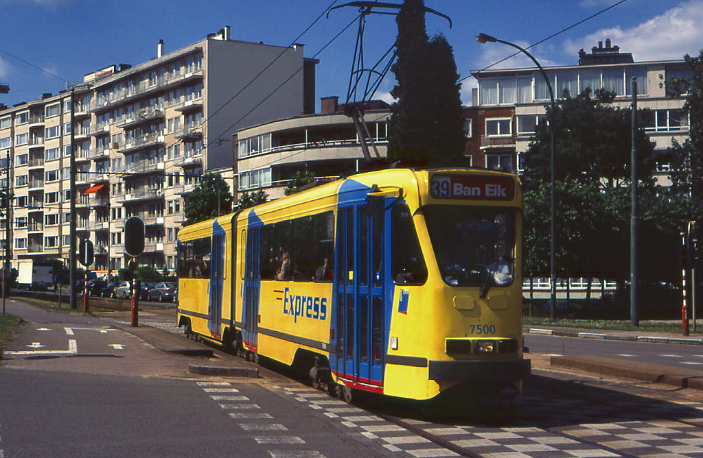 Br�ssels Einzelst�ck Tw 7500 am 23.06.2009 in der Tervuren Laan. Dieser Einrichtungs-6x-Tw wurde bis zu seiner Ausmusterung zusammen mit den letzten 4x-Tw auf den Linien 39 und 44 vom Btf Woluwe aus eingesetzt.