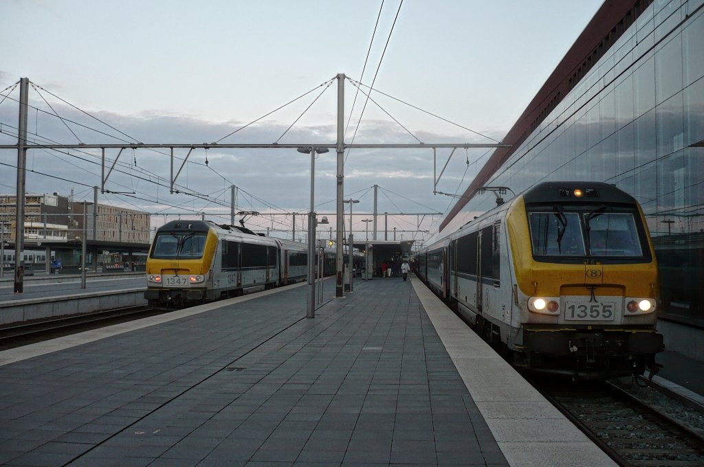 Brugge, den 18.08.2010 um kurz nach 21.00 Uhr:
Immer zur vollen Stunde treffen die langen ICa hier im modernisierten  Brugge Centraal  ein, um nach einem, nicht lang andauernden Halt, die Fahrt in die jeweilige Richtung fortzusetzen. Hier konnte ein reibungsloser, stndlicher Taktverkehr gewhrleistet werden.
Der IC nach Welkenraedt hat die Freigabe zur Ausfahrt erhalten und die 1347 darf Schubdienst leisten. Whrenddessen darf die 1355 noch ein wenig ruhen, bevor die letzte Viertelstunde noch folgt. 
Groeten aan de maschinist;)!